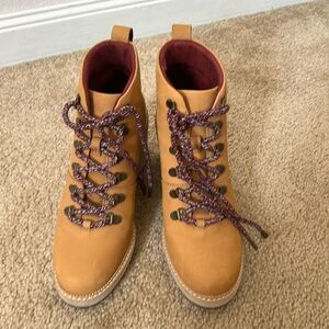 Tom’s wedge bootie